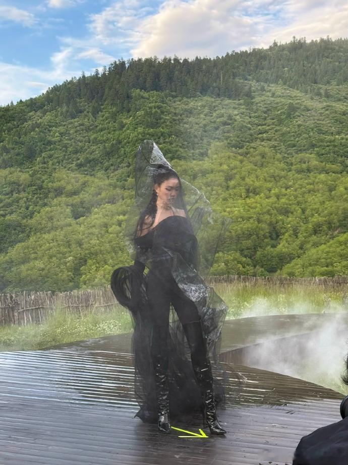 林允被纱糊脸的临场发挥  哪怕面临了突发的小状况，都是非常的沉着冷静的呀，看待林