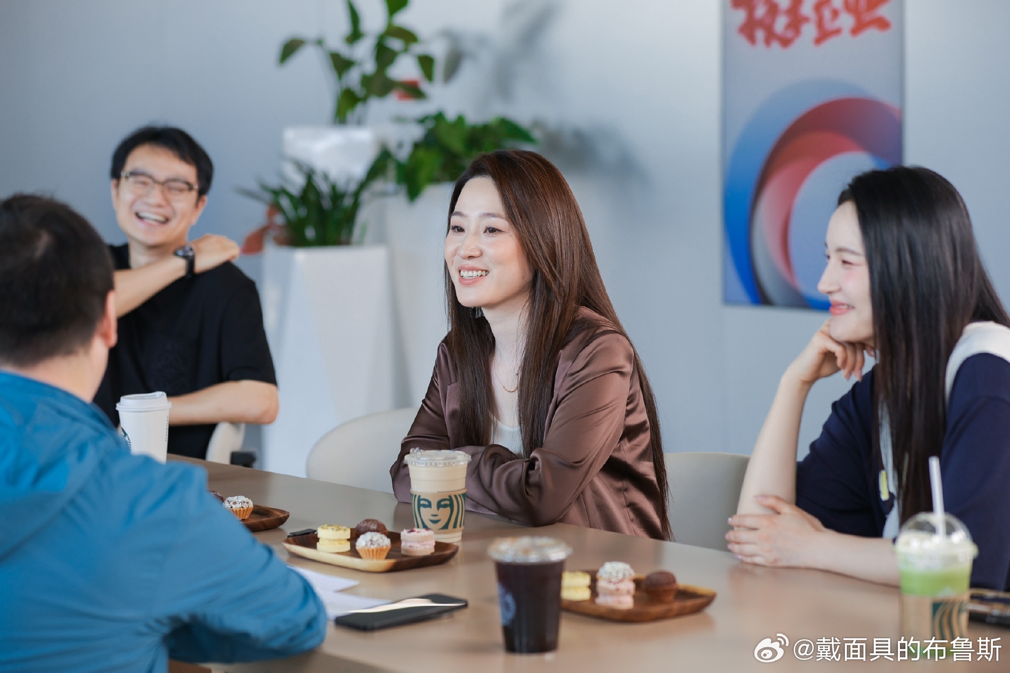 雷军收到YU7车主送的蒜鸟玩偶  车主送的蒜鸟玩偶也太可爱了，再联想到雷总的口音