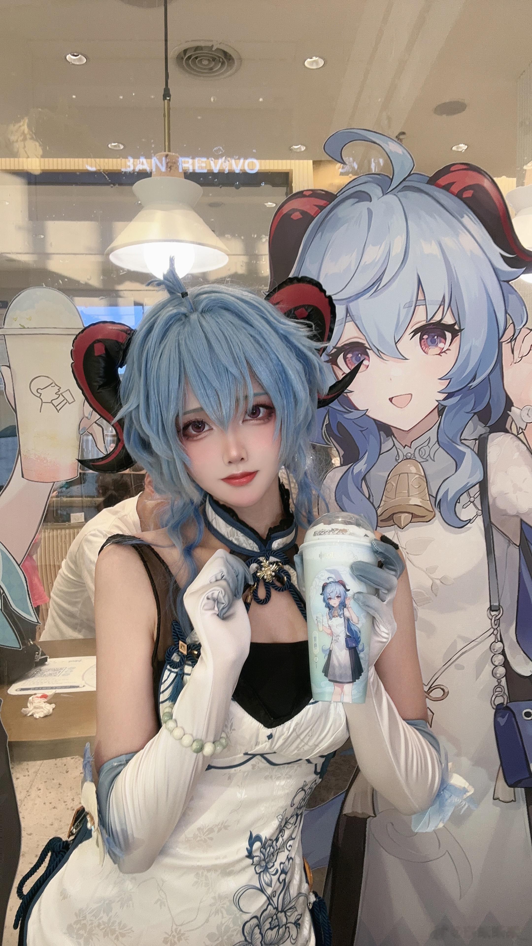 和甘雨一起喝奶茶！COS甘雨去主题店打卡啦#cosplay[超话]##原神喜茶#