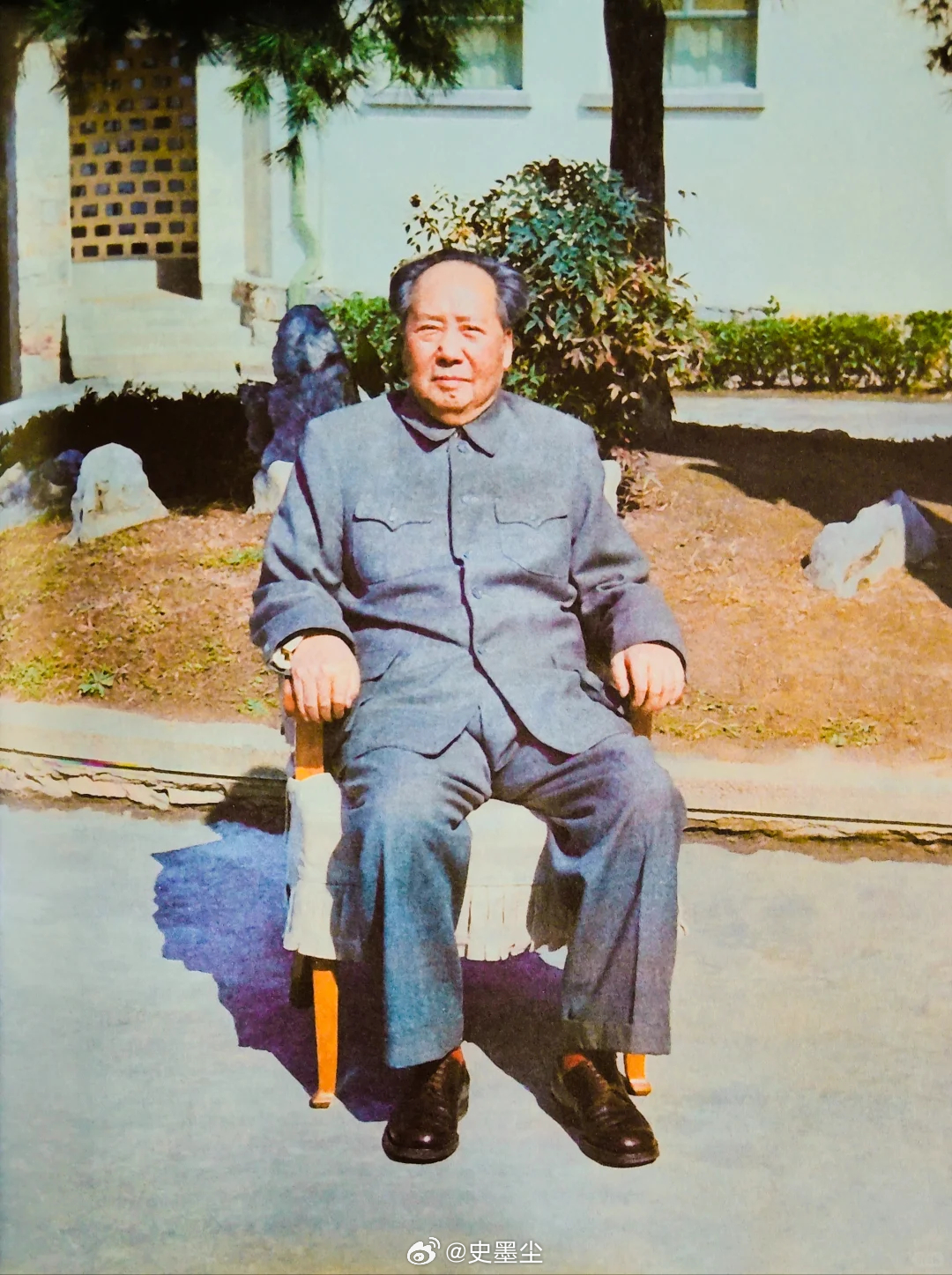 我常常在想，历史的回响究竟有多远？当“人民万岁”四个字从一位老人口中喊出时，它不