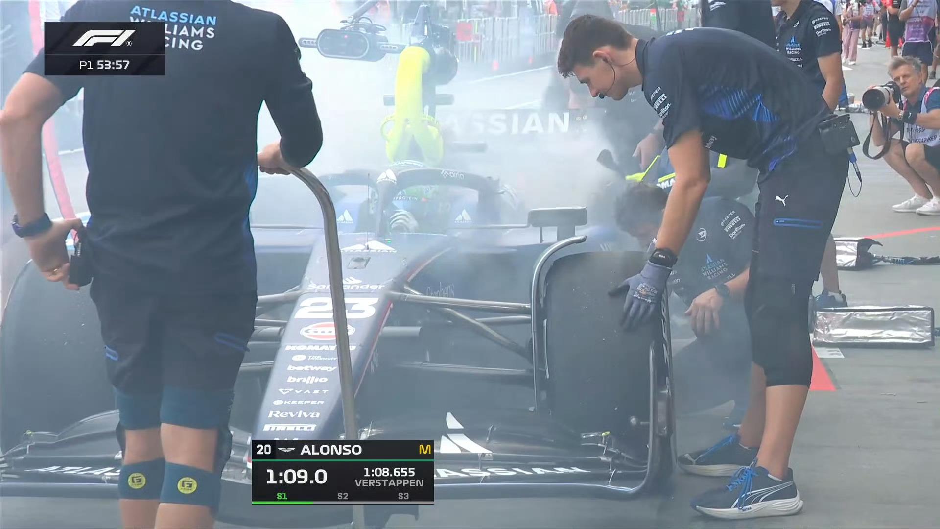 一练刚开始，阿尔本的刹车就着火了🔥F12025F1新加坡大奖赛  ​​​