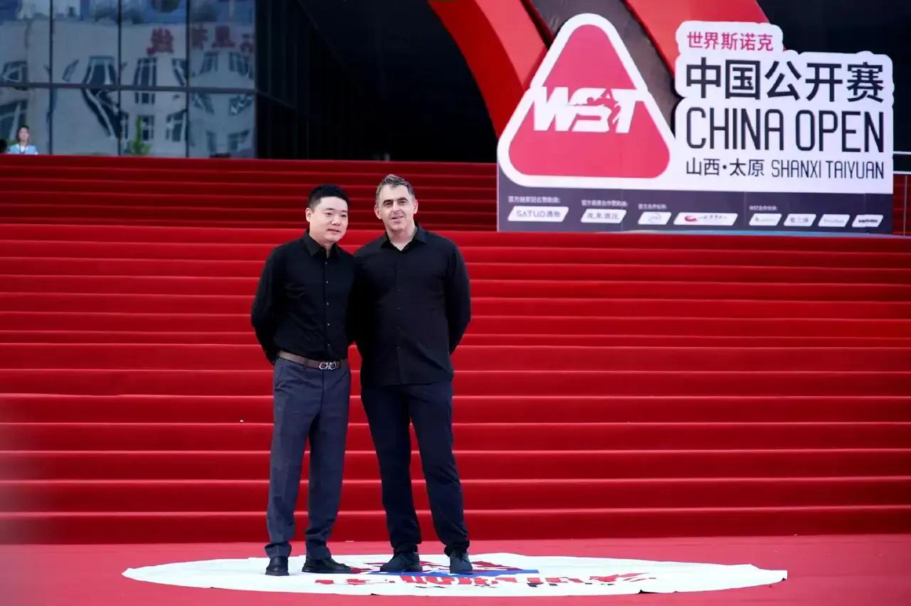 2026斯诺克中国公开赛期间，罗尼-奥沙利文与丁俊晖合影留念。

丁俊晖的成长路