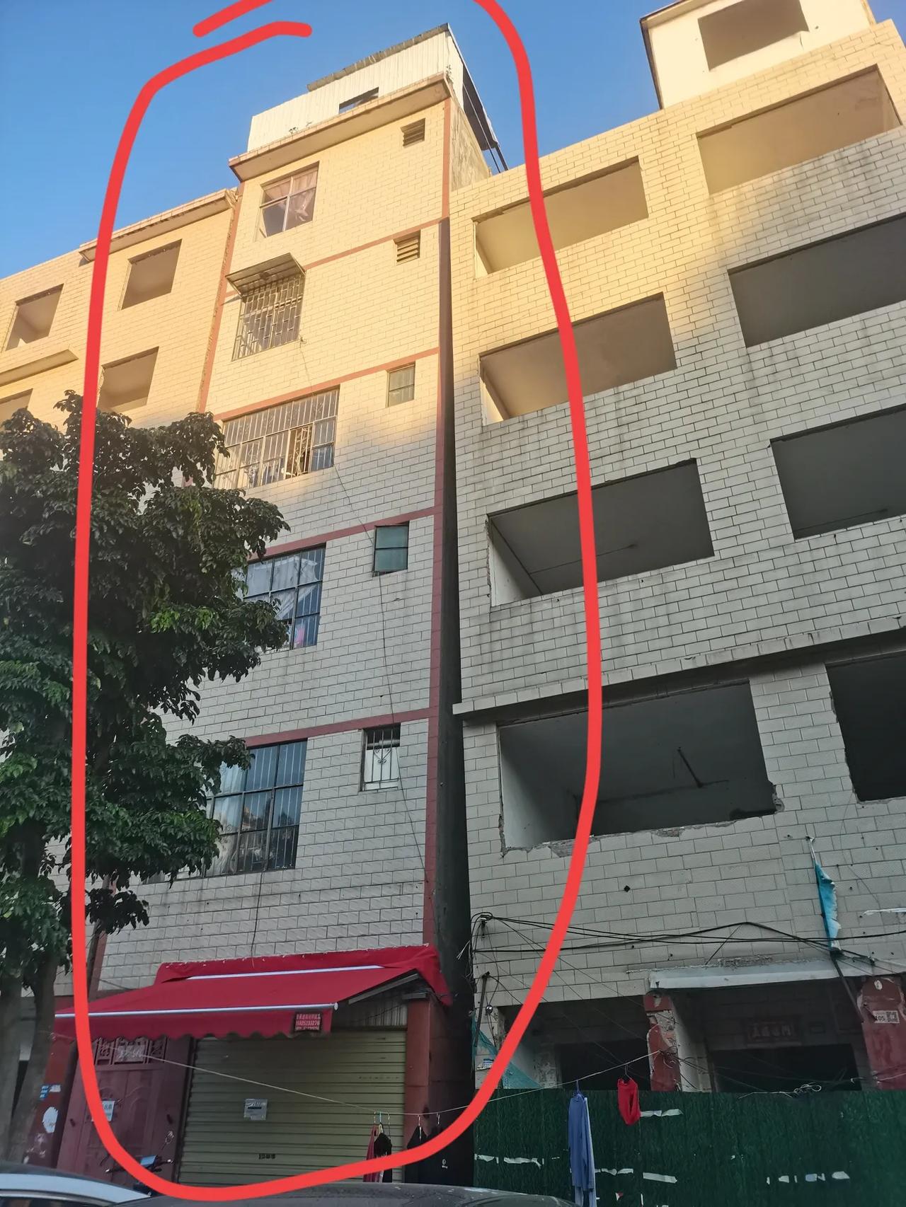 这个是位于官渡区盘龙社区的一个算是危楼了吧！
中间的这一幢画红色圈的还住着人呢！