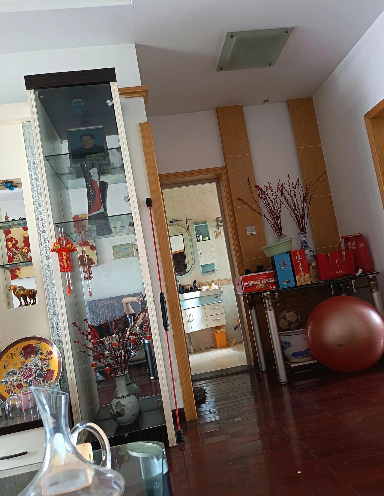 今天南昌最高气温25度，就跟小夏天一样，穿起了T恤。

前几天下雨，到处都潮湿，