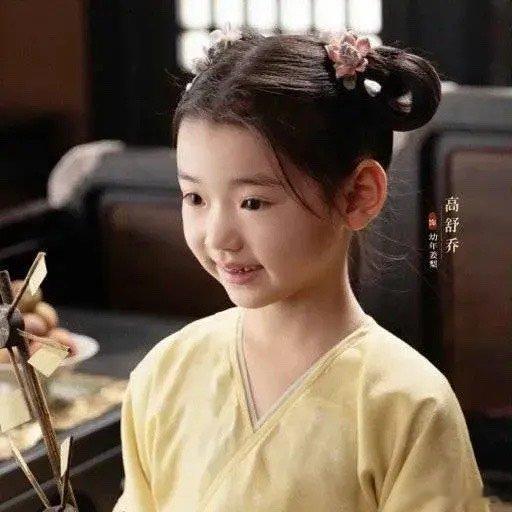 #董璇女儿出道#董璇女儿小酒窝出道了，在新剧《墨雨云间》饰演杨超越幼年姜梨，好乖