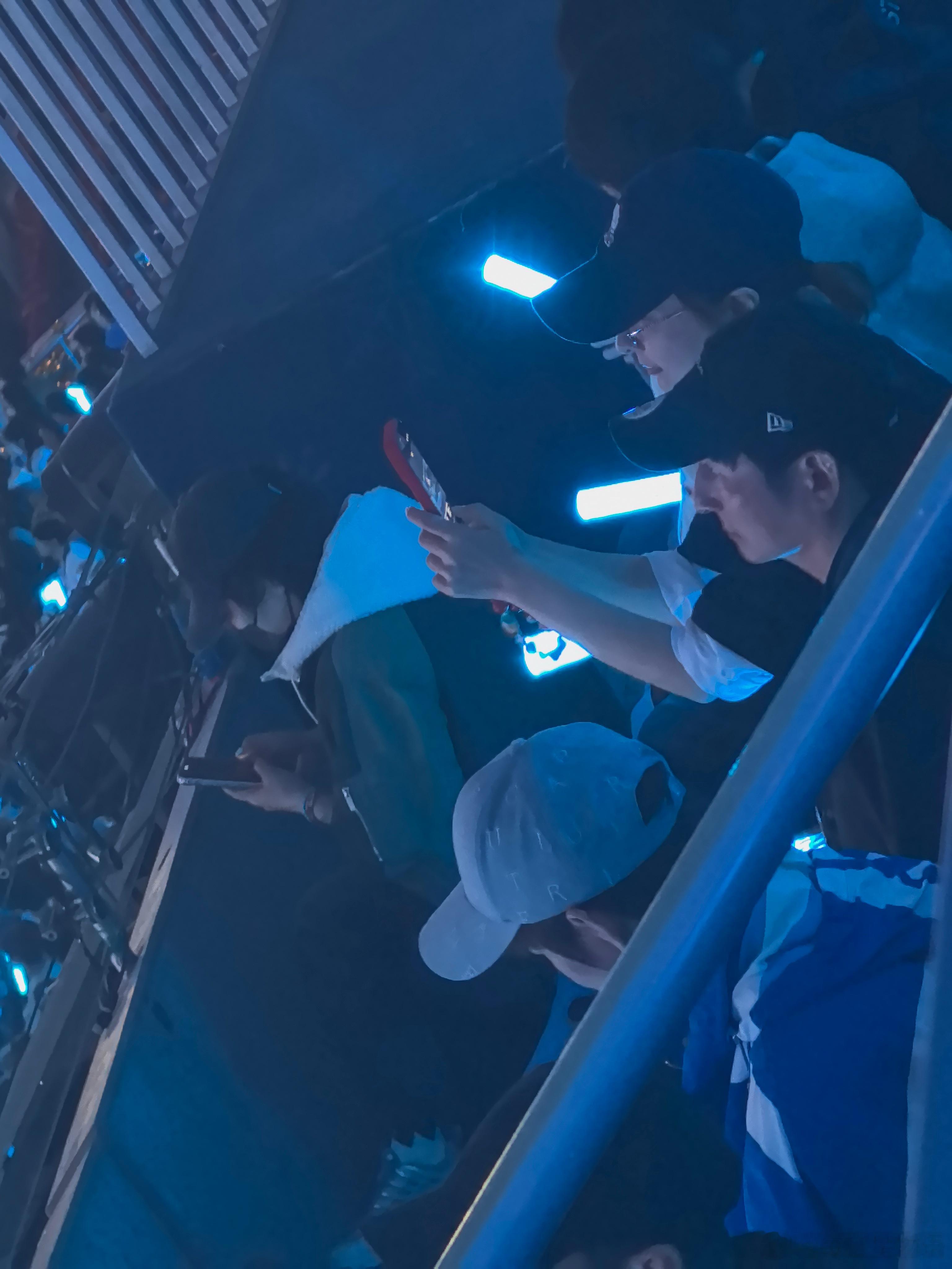 快乐家族在张杰演唱会团建 这把真是熟人局！！！组团现身鸟巢演唱会，回忆瞬间涌上心