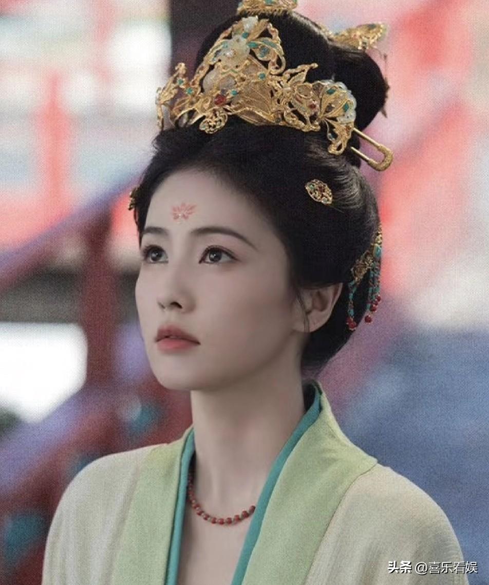 蒙淇淇，向白鹿道歉了！
 
6月16号，闹了快一周的《莫离》编剧换人风波，蒙淇淇