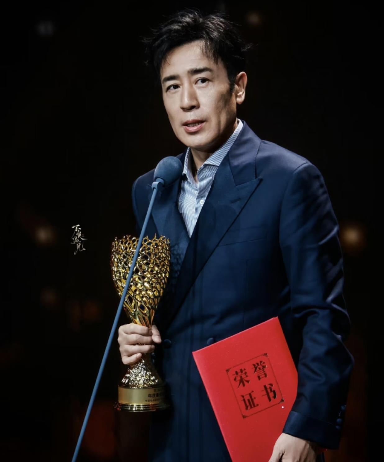 于和伟再拿奖，真正高兴的人，其实坐在灯光外

台上掌声响起来时，很多人先看见的是