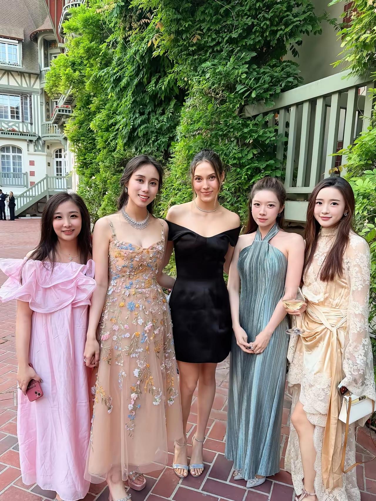 果然，顶级运动员就是与众不同。那身高、那身材、那气质，着实太过出众，轻松秒杀了一