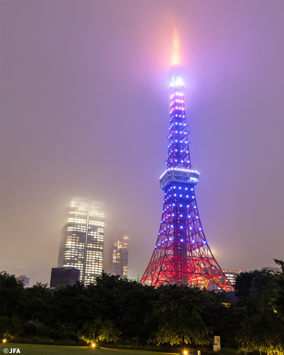 日本点亮东京塔助威对战巴西 世界杯32强淘汰赛，日本将对阵巴西。日本当地为了迎接