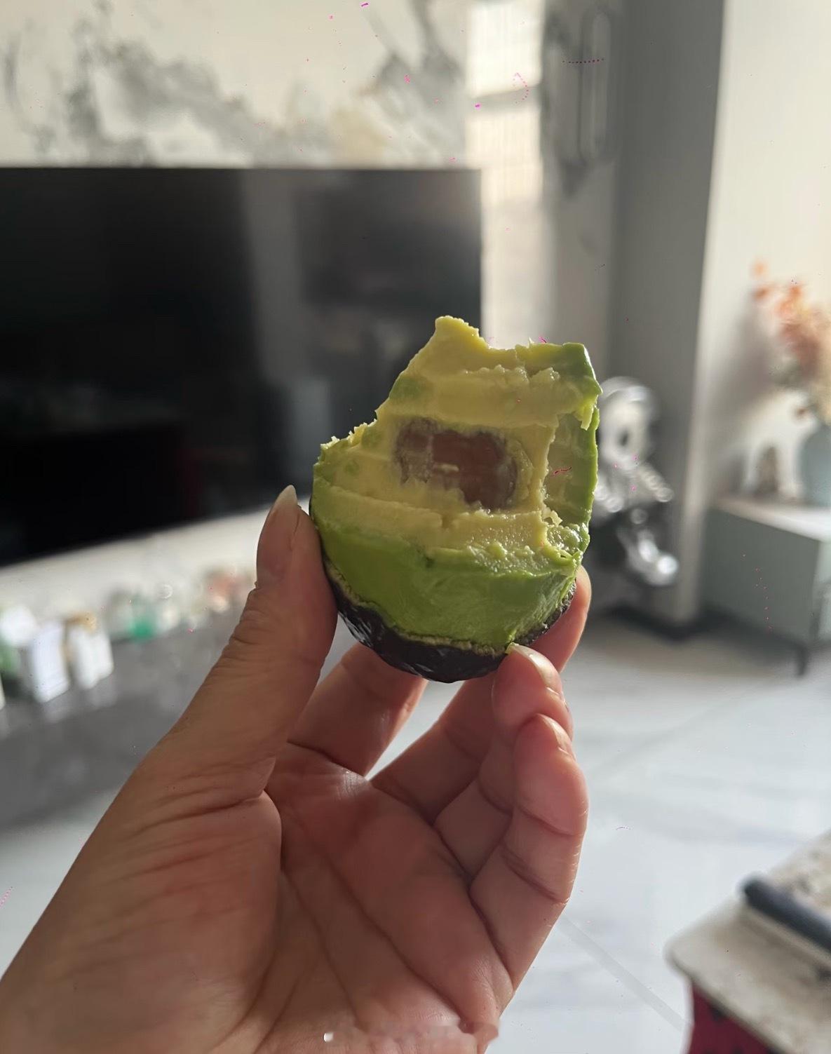 很火但实际很难吃的水果牛油果！到底谁可以直接啃了吃啊就不能当水果，当三文鱼平替蘸