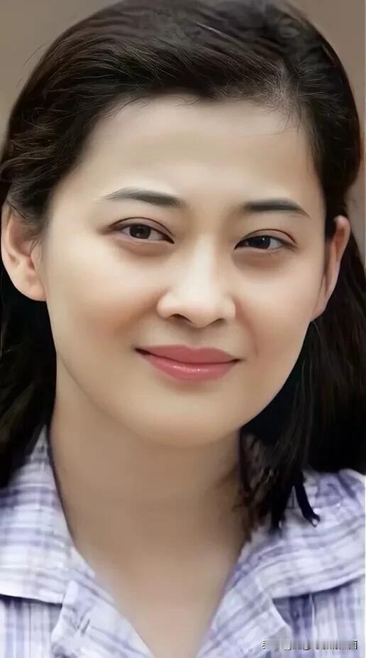 这是梅婷在10多年前拍“安杰” 时的巅峰颜值，气质不输高圆圆。她演绎的安杰，不夸