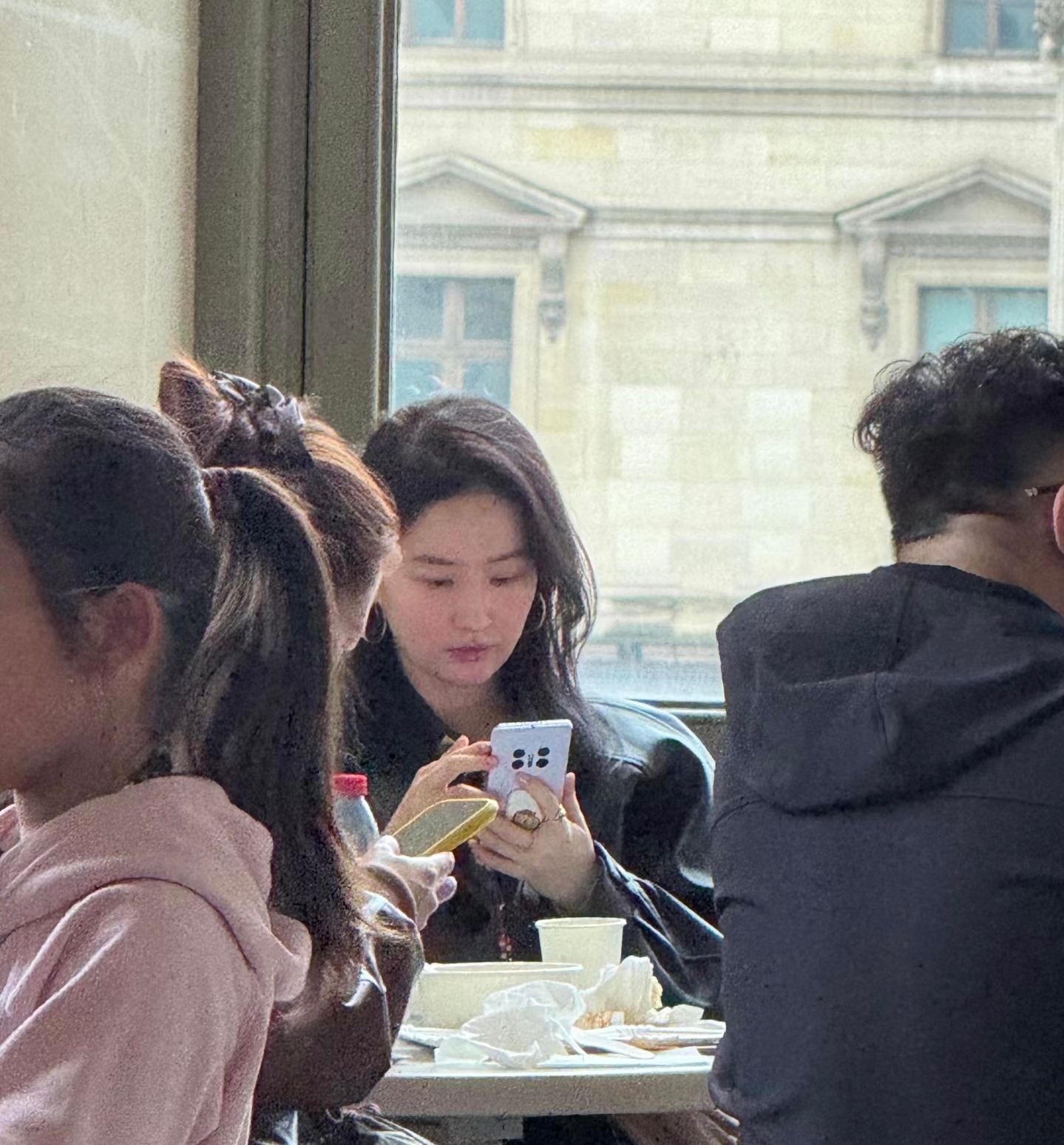 卢浮宫餐厅偶遇刘亦菲网友卢浮宫偶遇素颜刘亦菲 刘亦菲素颜这个抗打 