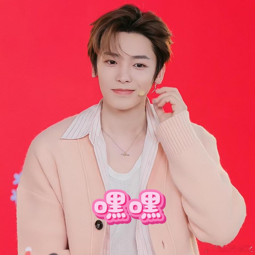 侯明昊跟爸妈看自己的剧会尴尬 原来我们小猫哥侯明昊跟父母一起追剧也会感到尴尬啊哈