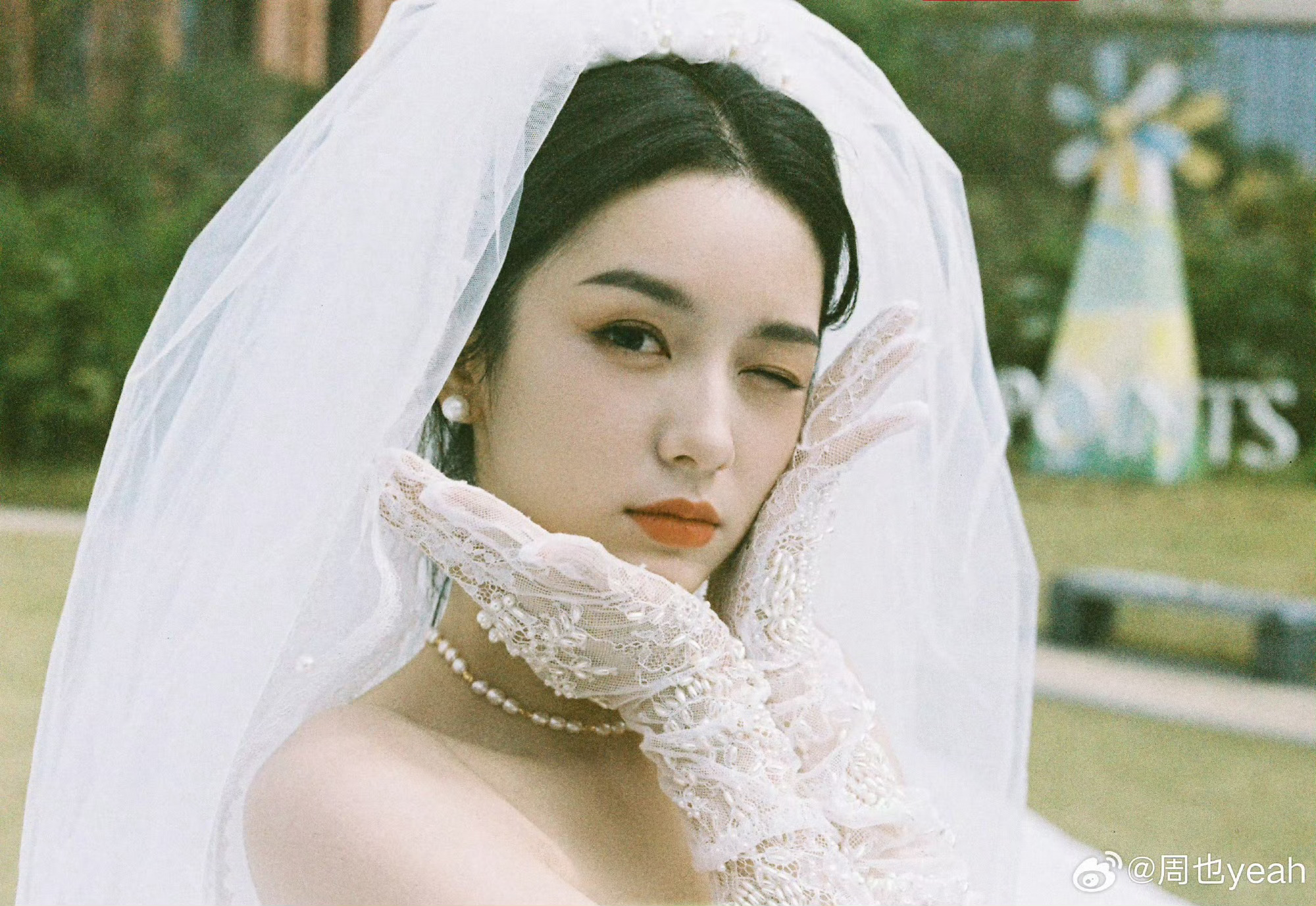 好喜欢这种带着温度的记录。翟潇闻的镜头里，周也的美是松弛的、鲜活的，有自然的情绪