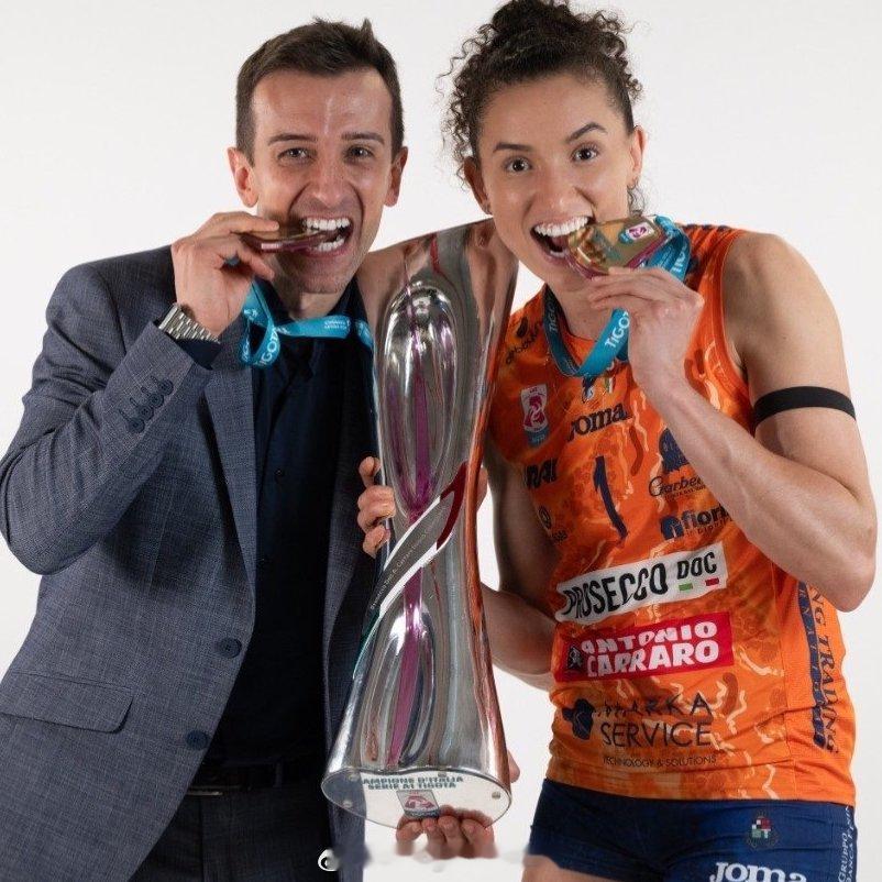 科内捧杯照片。依稀看到了朱婷被拉尼尔弄乱的秀发的痕迹朱婷