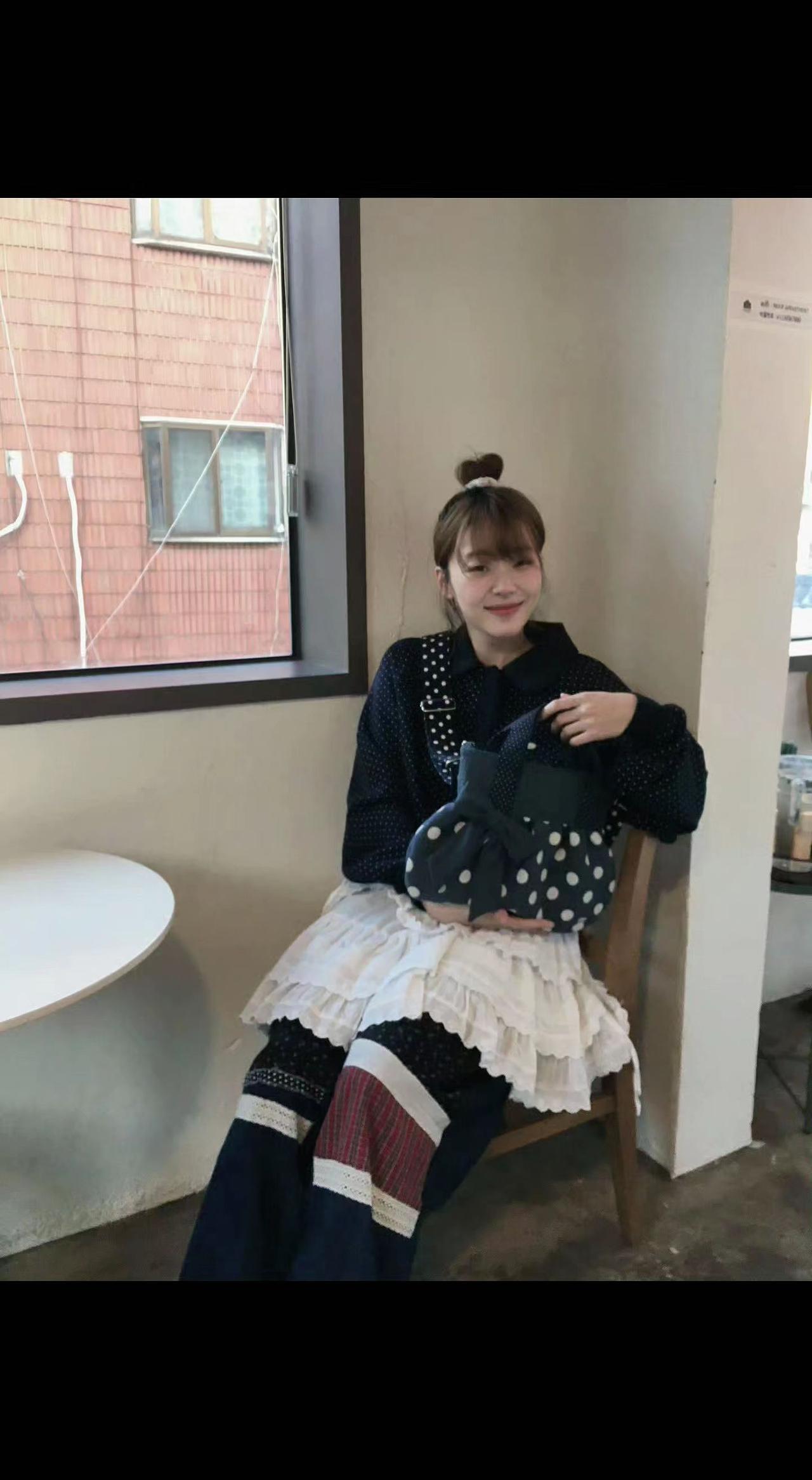 ☕午后窗边，阳光把影子织成蕾丝裙边～波点包像偷藏的星星✨，旧砖墙偷听了多少少女心