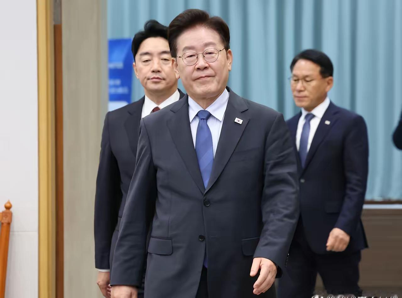 韩国总统李在明现在是四面楚歌，支持率连续九周下滑至33%，目前依然没有解决的好办