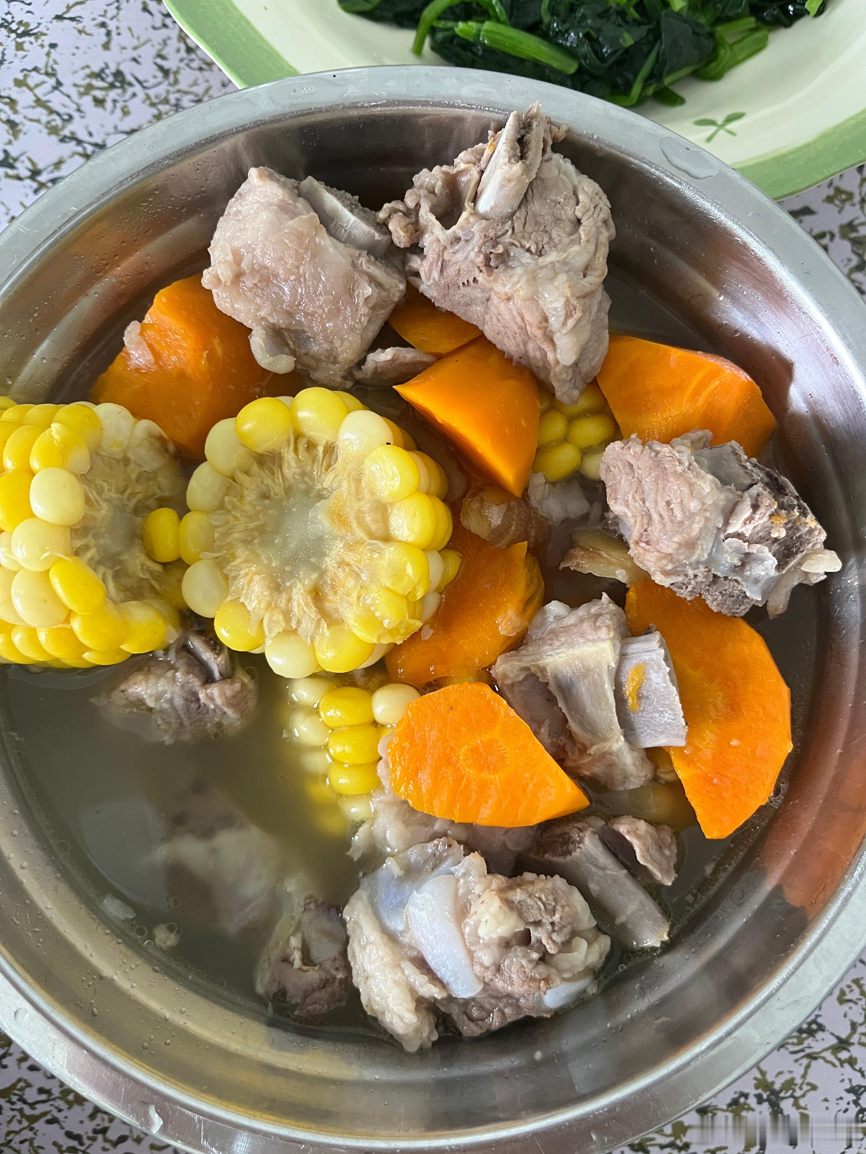 吃饭了，昨晚还剩一点菠菜，煲了一个排骨痛，柠宝说好好喝。这下是真不认识张钧甯了脸