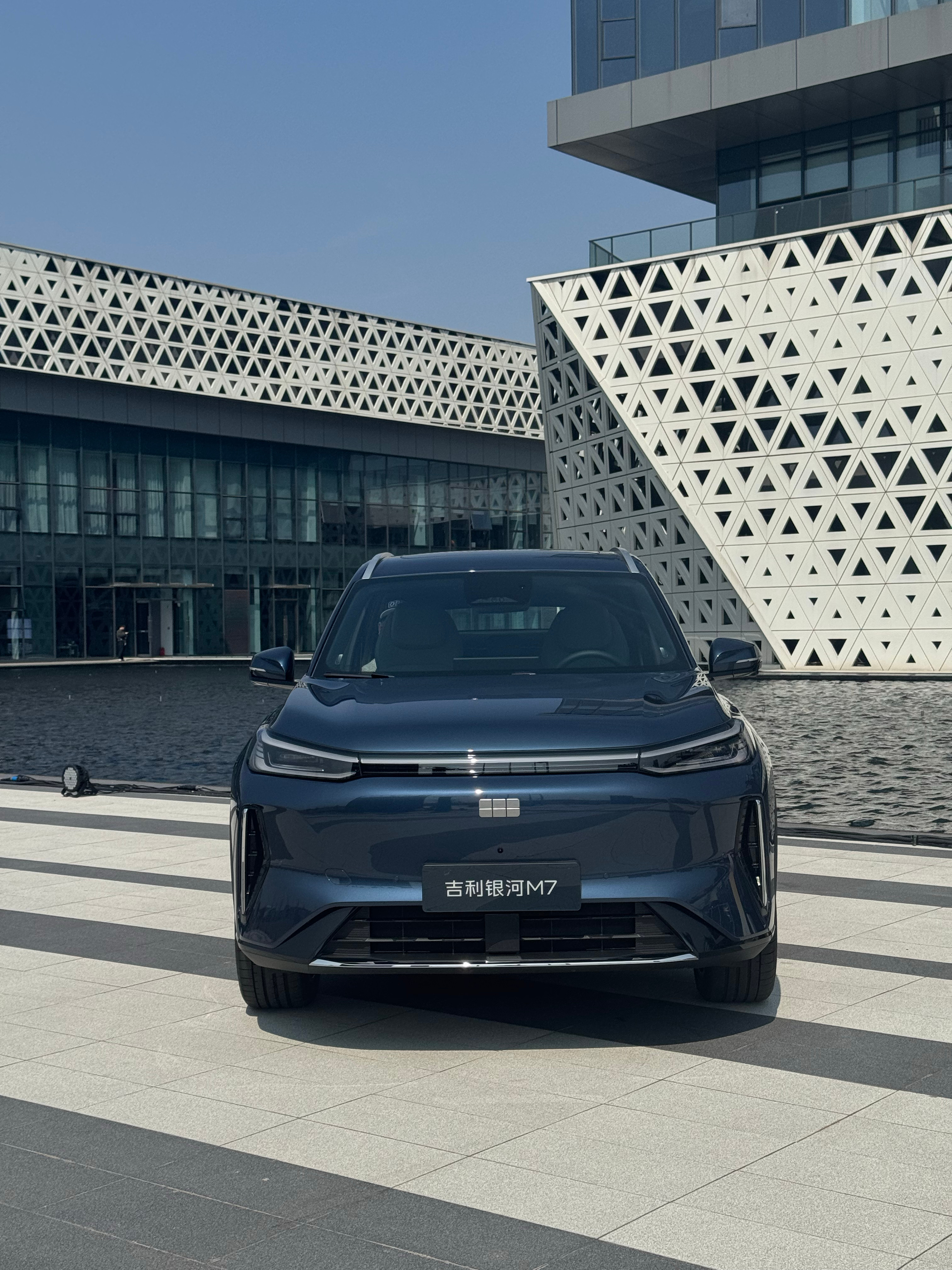 吉利银河M7昨天晚上发布，好多人讨论造型设计，车头延续银河M9的风格，从B柱之后