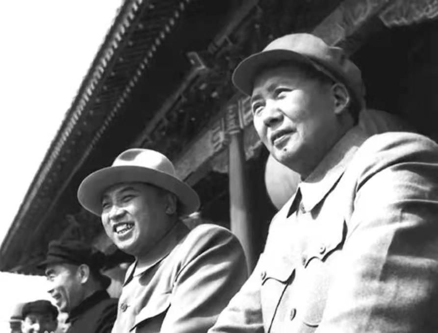 1954年，金日成专门派人给毛主席送来了24箱苹果，毛主席手一挥送给了警卫战士们