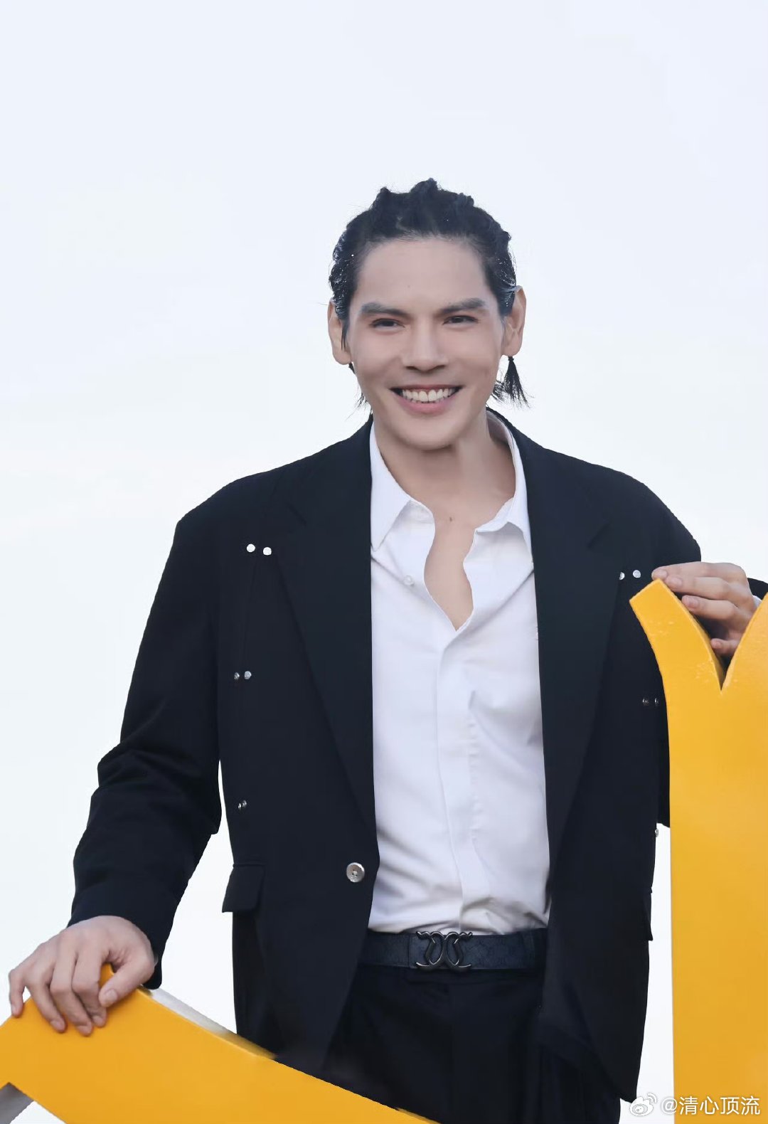 向佐对自己的港普很自信 在直播的舞台上，向佐以一种极其真实且自信的姿态展示着他的