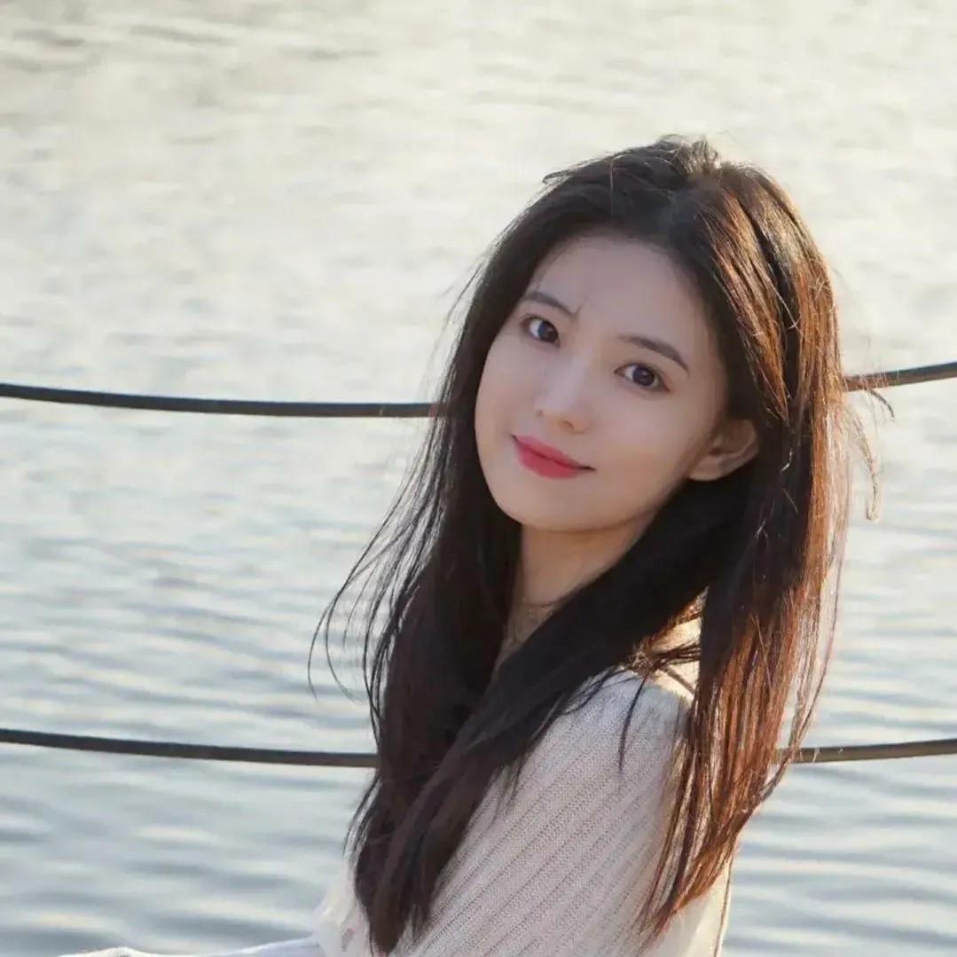 阳光下的甜美女孩，微风轻拂，心情无限美好