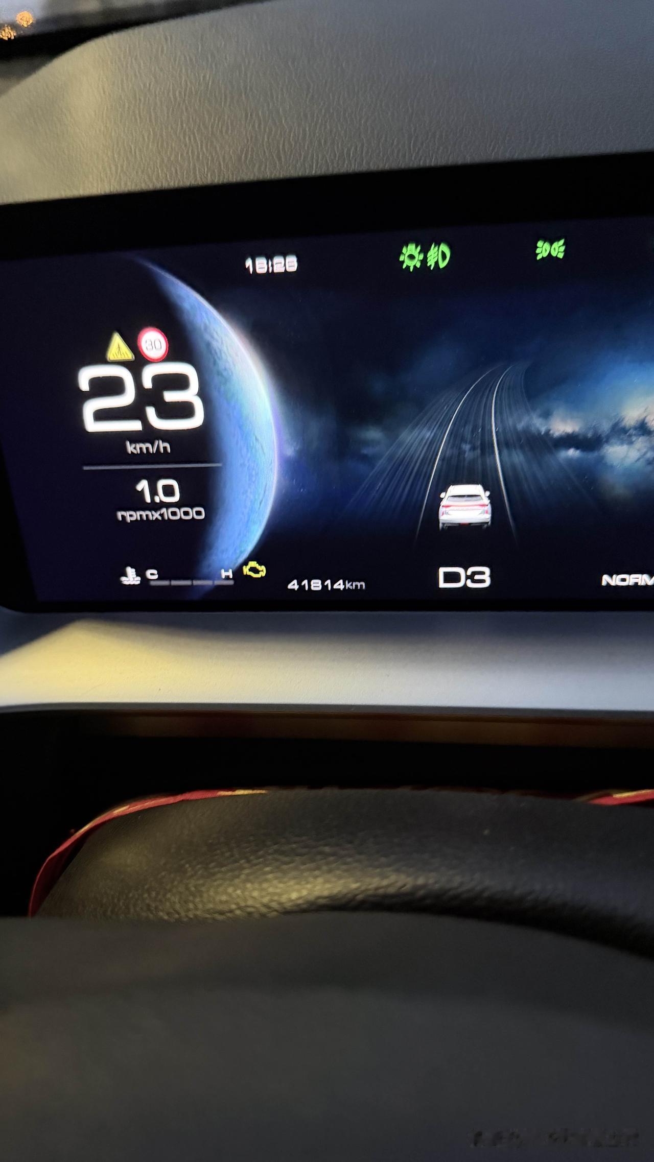 深邃的宇宙主题背景下，一颗蓝紫色星球悬在左侧，右侧是延伸向远方的虚拟车道，小车模