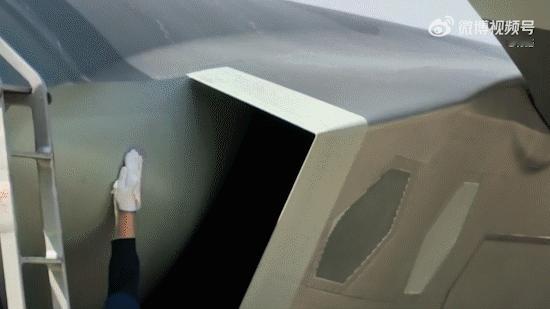 歼20一落地地勤就开始擦了，这就是专业！

你糊弄武器，武器在关键时刻就糊弄你。