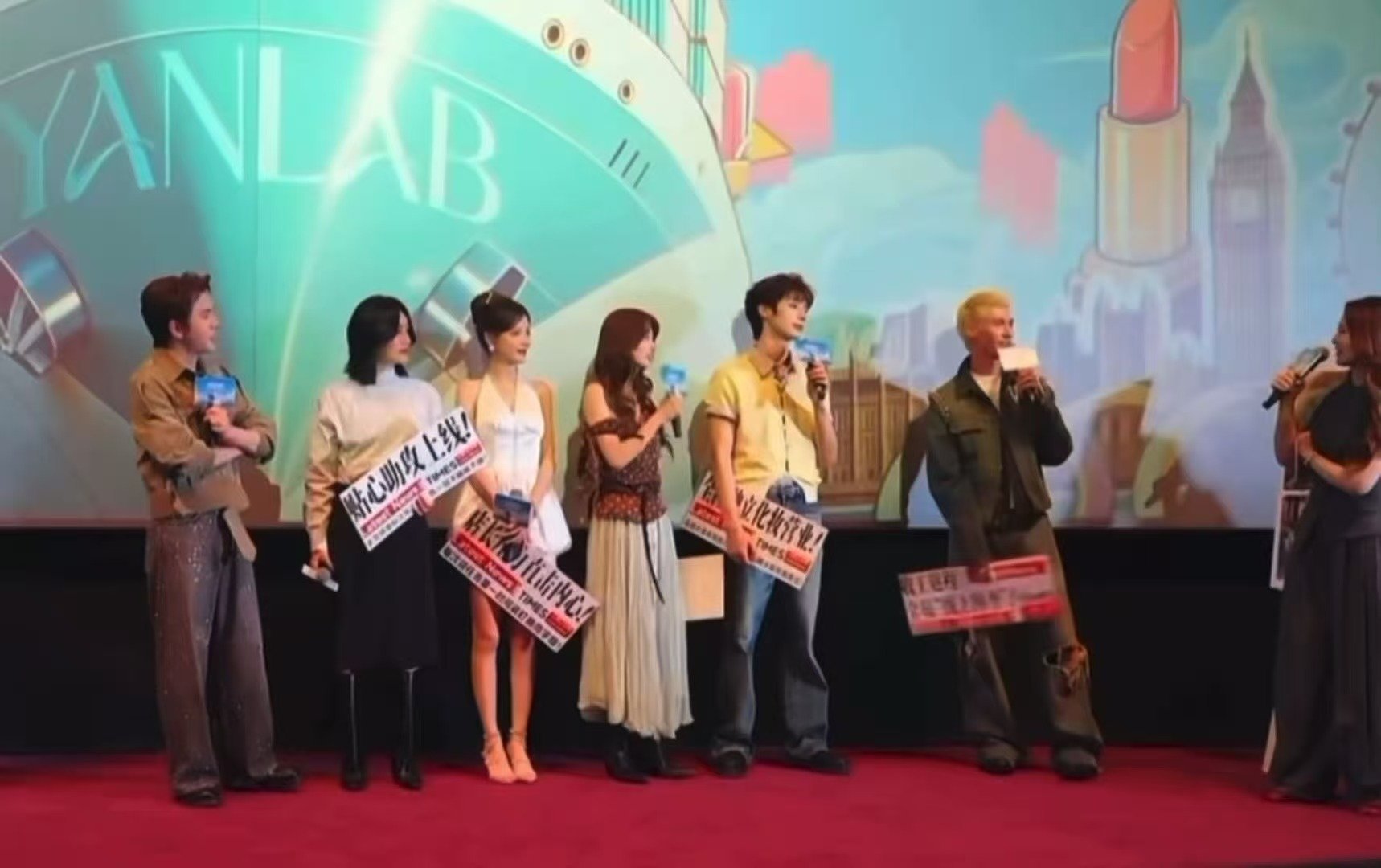 李佳琦米卡是麻将搭子 收工路上别人在补觉他们在搓麻，米卡现在可能已经能闭着眼睛摸