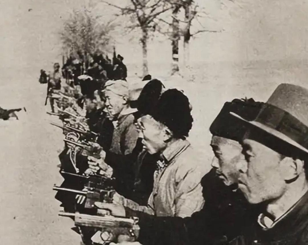 1944年冬，伪军小队长扒掉他棉衣，低声说：记住我叫康大宝。
 
那时候的冀中平