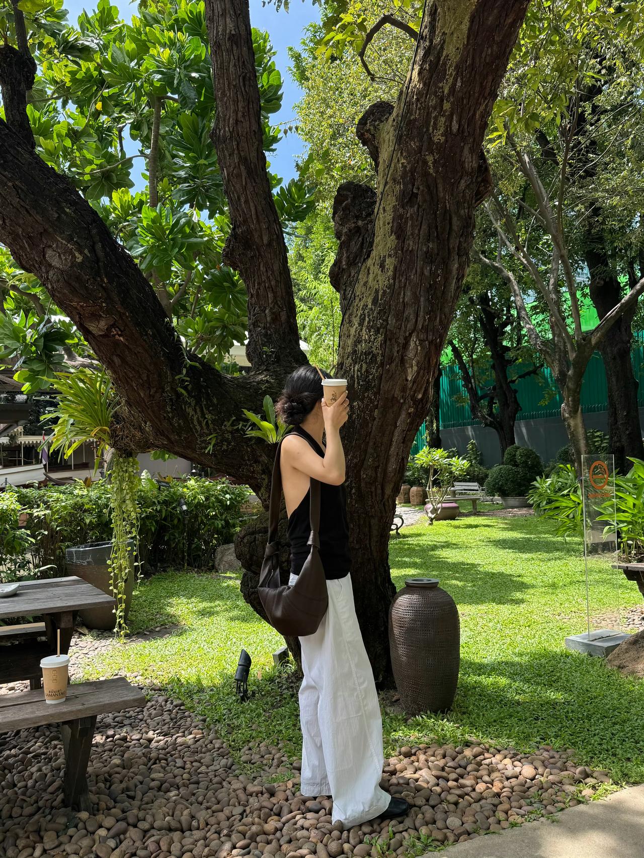 “你明明心里委屈，但你就是不说出来”装作云淡风轻的样子，好像拿得起，放得下”