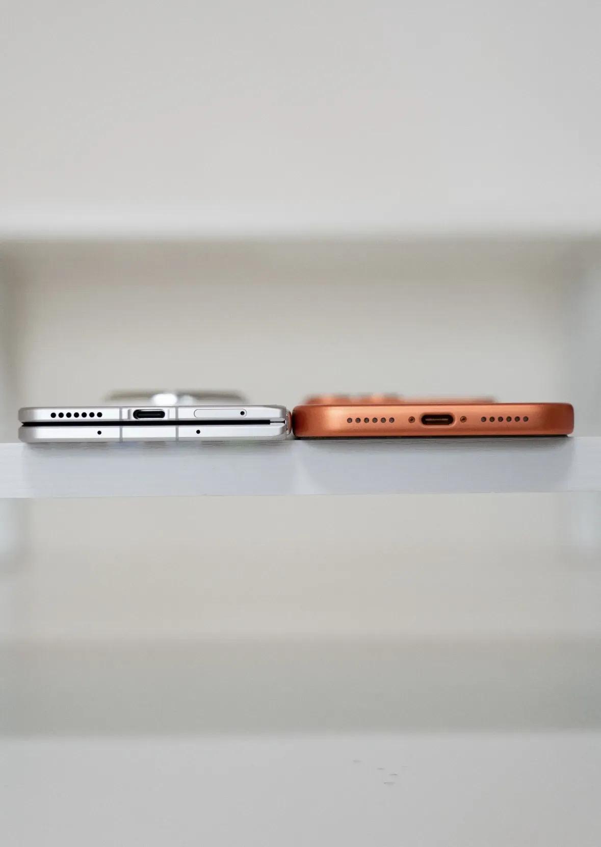 荣耀Magic V6杀穿折叠屏厚度天花板！闭合8.75mm跟iPhone 17 