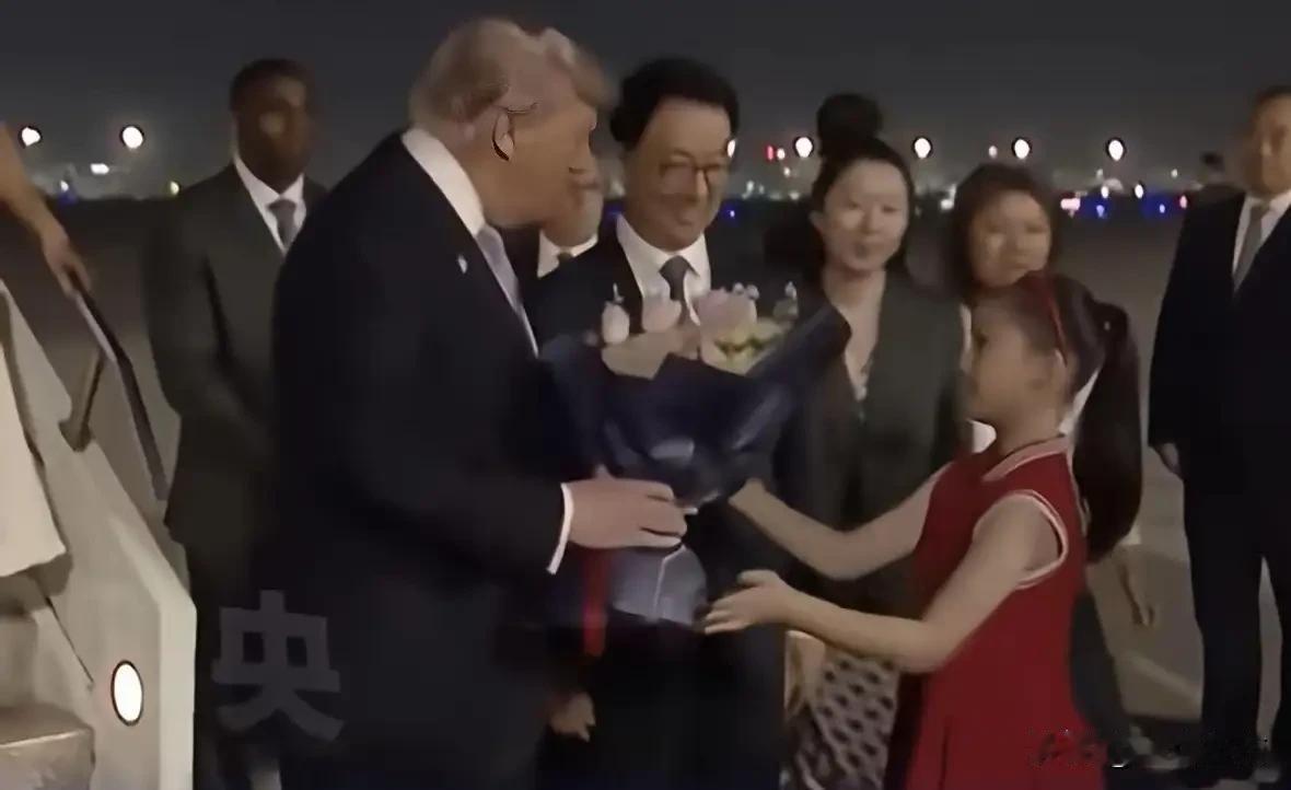 排面直接拉满，估计特朗普回到美国够吹嘘一阵子了，

我觉着最引人注目的就是那个穿