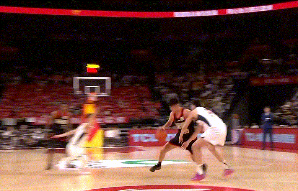 哈哈哈看杜润旺防守太搞笑了这脚步慢得哦回过头两次空位三分还不进...深圳男篮vs