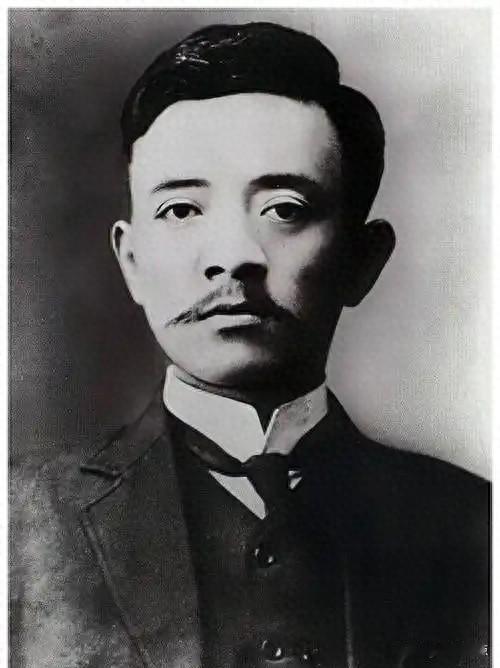 枪声响起时，宋教仁正低头看表，三月二十号晚上十点差五分。
他刚从火车站候车室出来