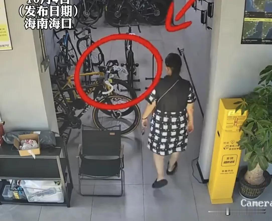 海南一自行车店，老板发现头盔不见了，调监控一看愣住了：对方竟是当他面，直接拿走的