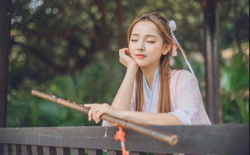 正月十二烤柏火
    今天是正月十二，从这一天起人们就要开始准备庆祝元宵佳节，