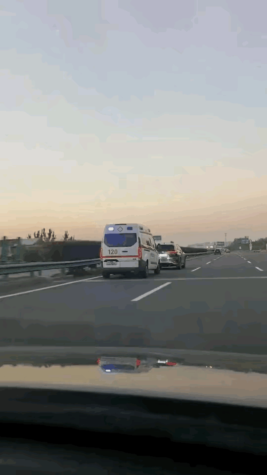 虽然前车没有让道，有错，但是这救护车司机绝对有问题，明明中间车道具备并线条件，他