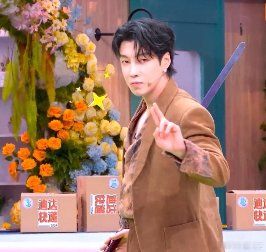 高瀚宇舞剑这块儿是专业的谁懂啊！高瀚宇舞剑的时候，帅得我心跳都漏了一拍！你好星期