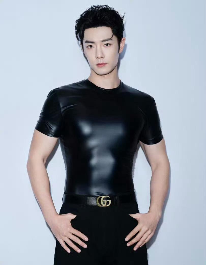 肖战开创全球首穿新方式肖战在米兰国际时装周上开创的先河一浪接一浪，被品牌宠上了天