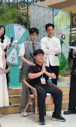 杨洋现场给男粉按摩杨洋见面会现场给男粉按摩，一套流程下来看着特专业，男粉舒服得说