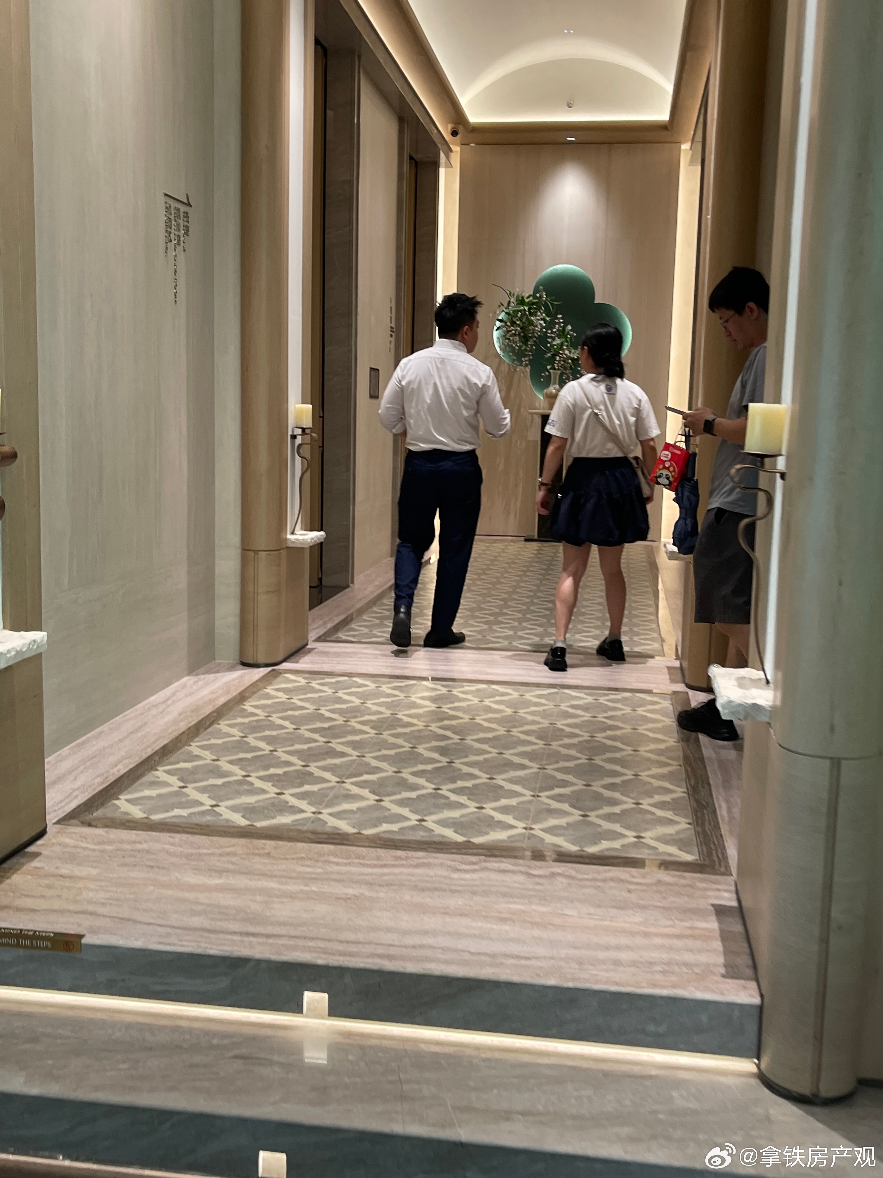 跟我们的小伙伴来看房了，大热天的，才是捡漏的好时候啊 