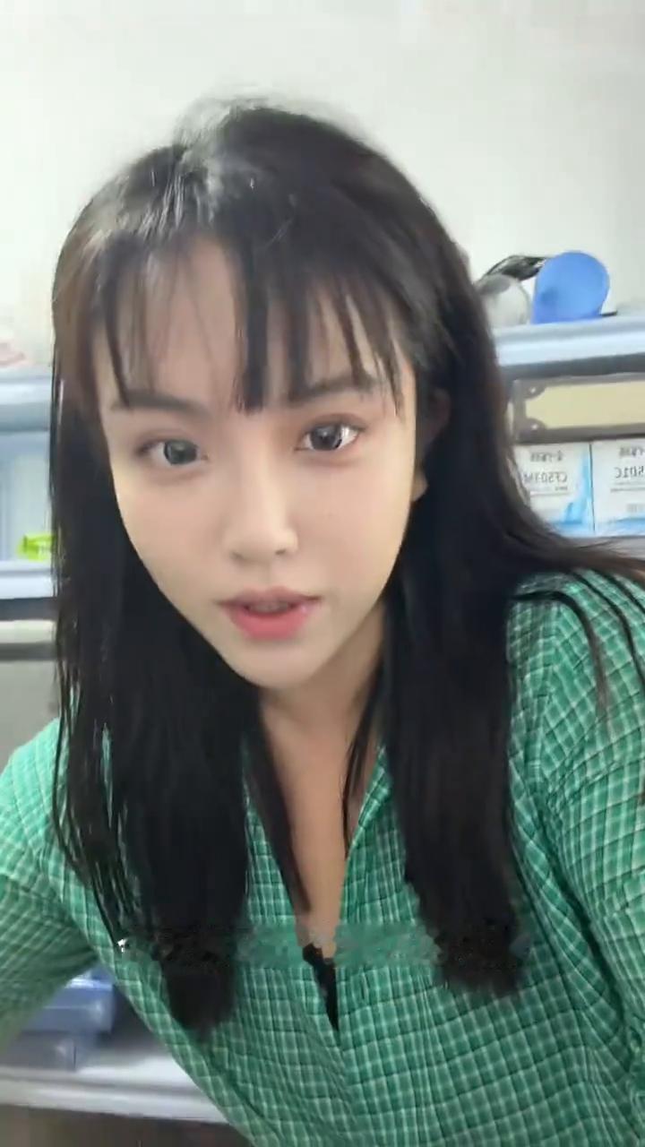 今天换了一个绿色的衣服，我就不信了，我今天准备负负得正，够绿吧。今天喝的是生椰拿
