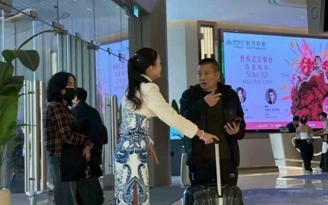 王楚钦父母现身酒店门口等候儿子，应该是给大头的惊喜。这份场外的家人温情，给了他赛