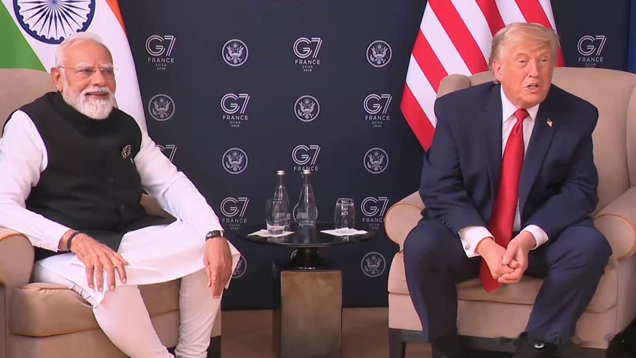 下面照片是川普在G7峰会的演讲！
这次和以往不同，川普是坐着演讲的，他强调G7之