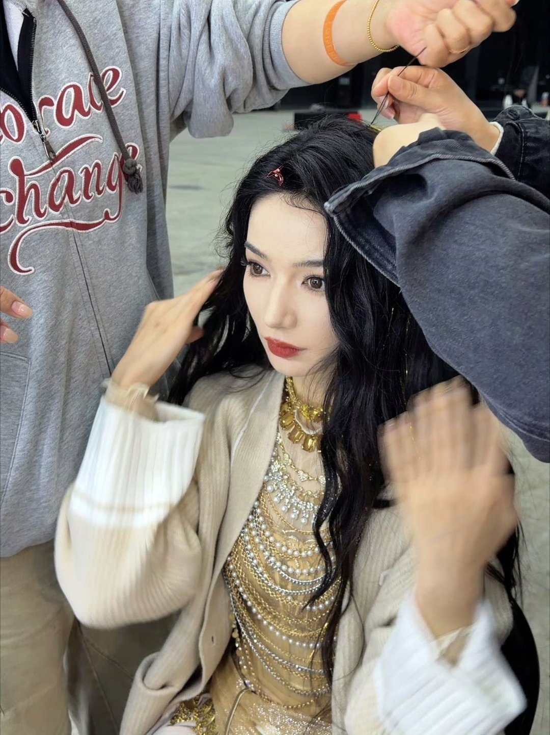 代斯浪姐出场镜头 代斯出场镜头 代斯一出场靠颜值气场震慑全场，一说话又暴露可爱本