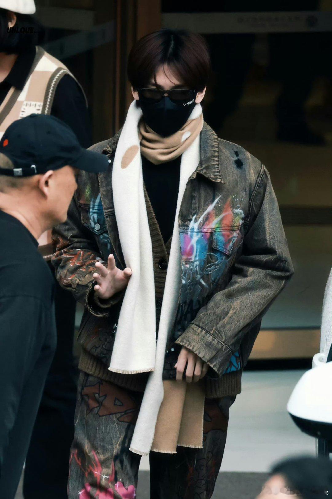 张真源涂鸦套装look张真源西藏飞北京！涂鸦套装+围巾潮感拉满，穿搭好会，愿起落