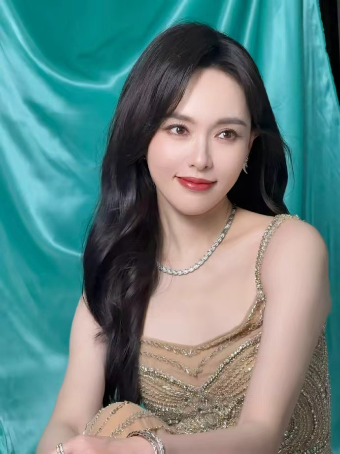 唐嫣的美貌唐嫣鎏金薄纱吊带裙 唐嫣的美貌，谁懂唐嫣鎏金薄纱吊带裙，咱就说不知道该