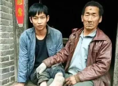 1991年，河南一对夫妻生下残疾儿子不想养，便将儿子扔在草丛里，谁料，村里一个大